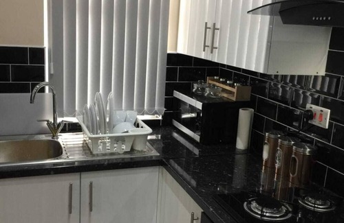 Harehills House | Modern Two Double Bed Full Entire House, Parking, WiFi