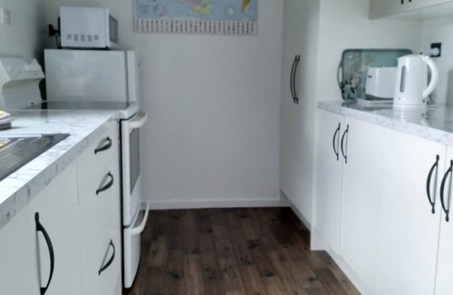 Manapouri Apartment | Modern unit 2 minute nature path to the lake