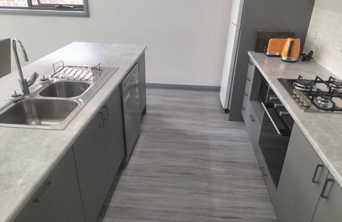 Norlane House | Modern Unit close to shops and services, public transport, the waterfront etc