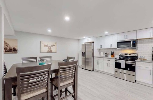 Southeast House | Modern & Updated Unit in Prime Location