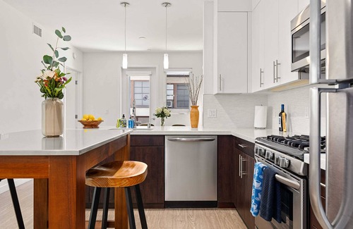 Carthay Circle Condo | Modern Urban Retreat with Industrial Flair