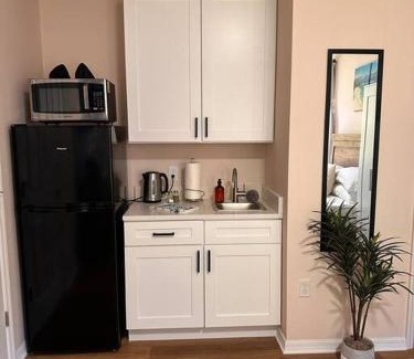 Windwood Bay House | Modern Vacation Studio Minutes Away From The Parks