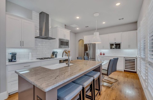 Flower Mound Villa | Modern Villa <10 mins DFW Airport. Walk to Restaurants. Pet-Friendly.