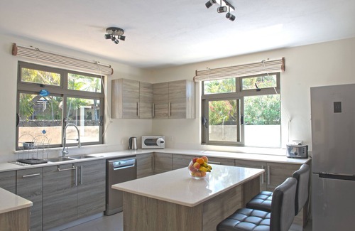 Cap Malheureux Villa | Modern villa 4 bedrooms with en-suite bathrooms pool BBQ beach amenities nearby