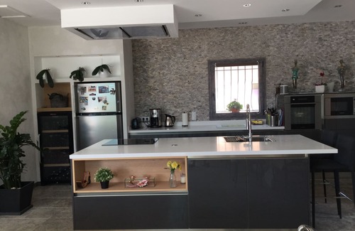 La Tour-d'Aigues Villa | MODERN VILLA WITH POOL AT THE TOWER OF AIGUES