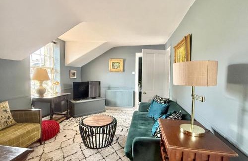 New Town Apartment | Modern Vintage Bliss near Calton Hill