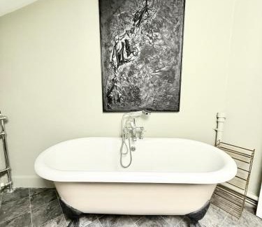 New Town Apartment | Modern Vintage Bliss near Calton Hill