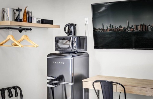 Vista Apartment | Modern Vista Getaway | Prime Downtown Location