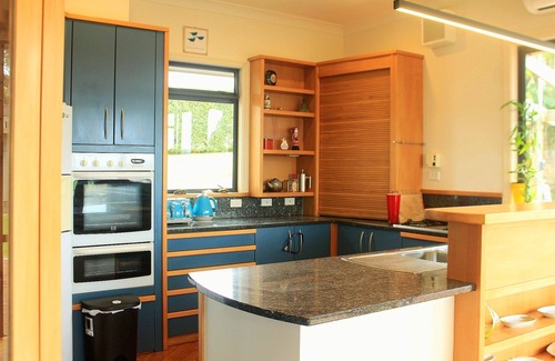 Warkworth House | Modern warm house short 5 minute drive from Matakana. Walk to great vineyards