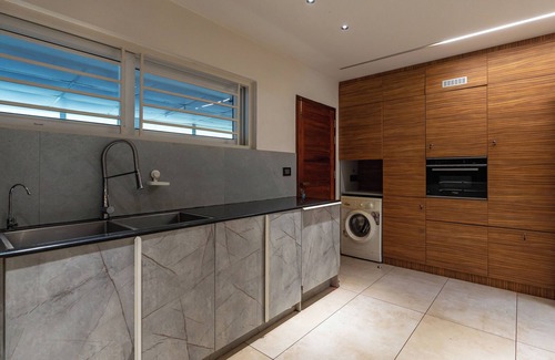 Neyyattinkara Villa | Modern Wedge House