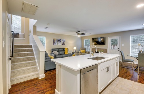 Alden Bridge Apartment | Modern Woodlands Townhome w/Spacious Yard & Patio