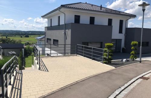 Gunzburg District Apartment | Moderne Ferienwohnung mit Terrasse und Garten