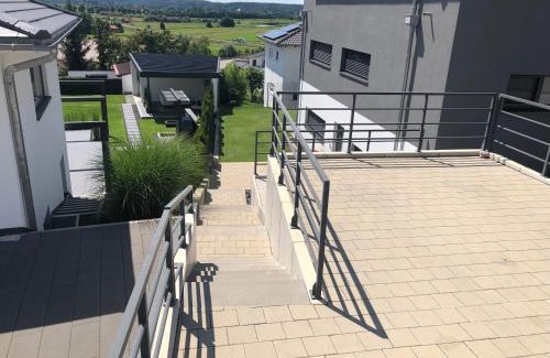 Gunzburg District Apartment | Moderne Ferienwohnung mit Terrasse und Garten