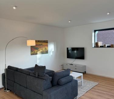 Venningen Apartment | Moderne Ferienwohnung mit Terrasse, Grill & Privatparkplatz