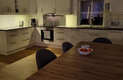 Flekkefjord House | Moderne hus med 5 soverom og 2 bad på Hidra