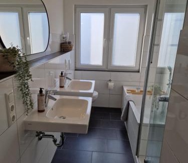 Zulpich Apartment | Moderne Wohnung mit Parkplatz und Kaffeevollautomat