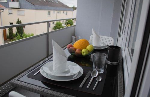 Gaertringen Apartment | Modernes Studio mit großem Balkon, vollausgestatteter Küche und idealem Arbeitsplatz für Home Office