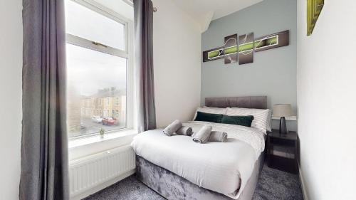 Blackburn Apartment | Modernised 3-bedroom Blackburn townhouse sleeps 6