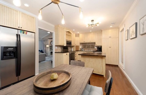 Siluria House | Modernized home - Ready for your family! 3 bedroom/2bathrooms, NO STAIRS