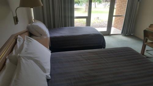 Newborough Hotel | Moe Parklands Motel