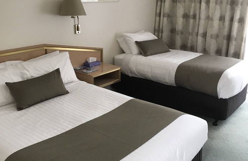 Newborough Hotel | Moe Parklands Motel