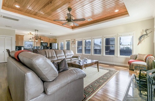 Crystal Beach House | Moe's Bahama Mama - 2nd row, elevator, great views, steps from the beach!