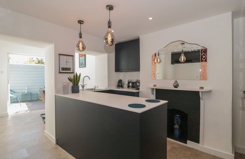 Dorchester Cottage | MOLLYS COTTAGE, pet friendly, character holiday cottage in Dorchester