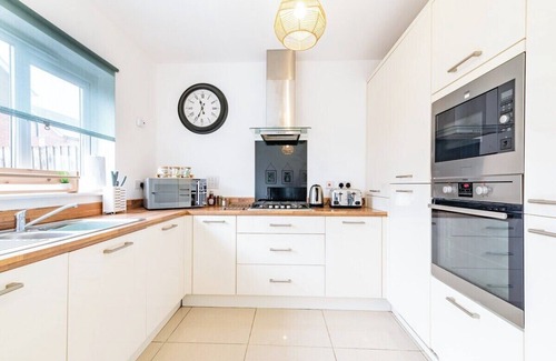 Newport House | Mon Bank House* Sleeps 6*Parking*Contractors*Groups
