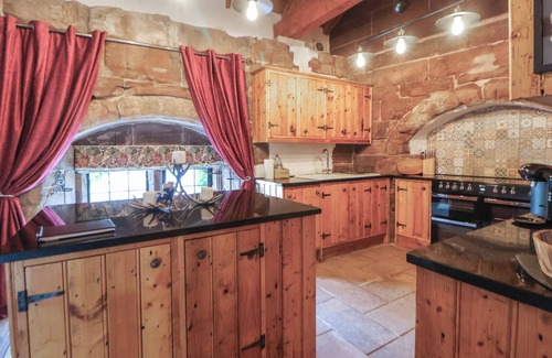 Elton Cottage | MONASTERY HALL, pet friendly, with open fire in Elton, Cheshire