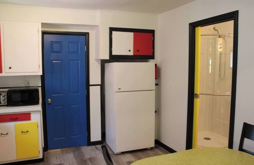 Bloomingburg Cottage | Mondrian Manor - Cottage in the lower Catskills near Ellenville and Wurtsboro
