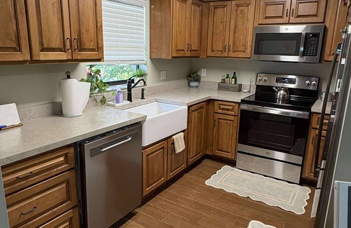 Edgar House | Monkey Business – Private Lake, Dock, Stunning Views, Close to Gainesville UF