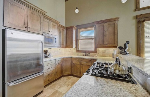 Deer Valley House | Mont Cervin #32 by Avantstay Ski In Ski Out Home in Silver Lake Village w/Hot Tub