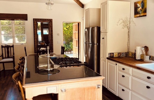 Upper Village Cottage | Montecito Casita Pequena!