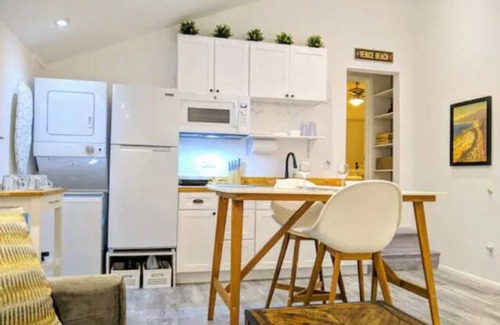 Mar Vista House | Monthly - Cozy 1 Bed Guest Suite near Venice Beach