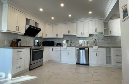 Valentia Cottage | (Monthly Rental only)Lakeside Retreat w/Swimming Pool & Hot Tub