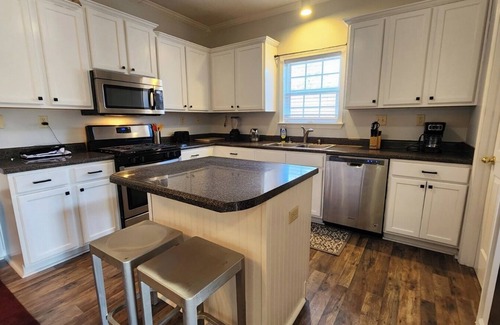 Olive Branch House | MONTHLY STAYS-Relaxing 4BR Getaway with Pool -with Extra Sleeping Space.