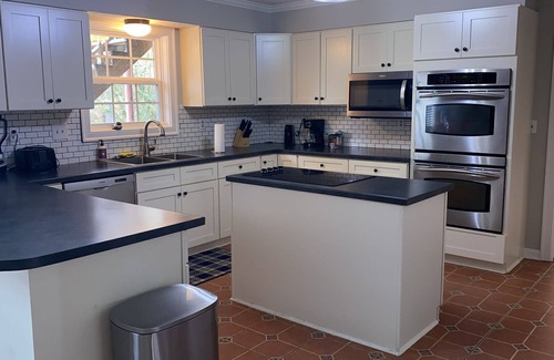 Olive Branch House | MONTHLY STAYS-Waterfront Estate – 10-Sleeping Area Retreat on Private Lake