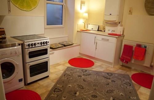 Selkirk Cottage | Montrose Apartment - an apartment that sleeps 3 guests in 2 bedrooms