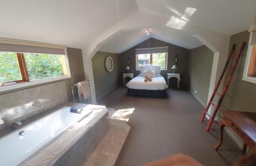 Montrose House | Montrose Barn House- Entire Home