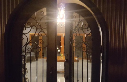 Montrose House | Montrose Barn House- Entire Home