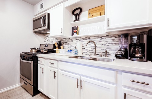 Montrose Apartment | Montrose Cheerful Studio! Medical Center 08