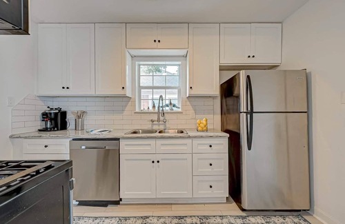 Neartown Apartment | Montrose Compound 15 Bed + 9 Bath Pet Friendly