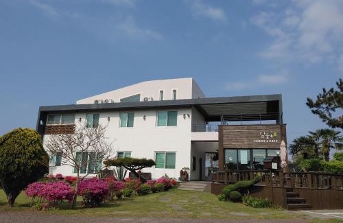 Hallim House | Moon Forest Guesthouse