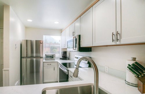 North Bend House | Moon River Suites 4 - on River, Private Hot Tub, Downtown by North Bend Escapes