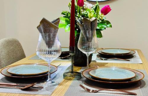 Bornheim Apartment | MoonDayHomes - TopLocation I 4Persons I Gallery Maisonette Boutique Apartment PERA