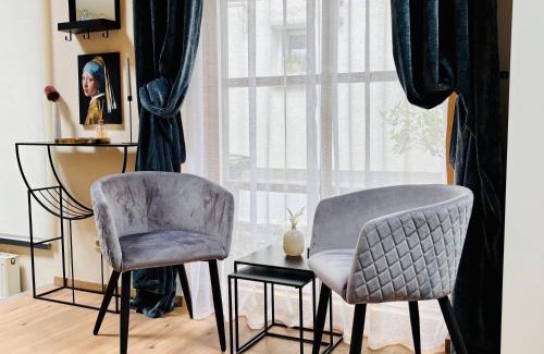 Bornheim Apartment | MoonDayHomes - TopLocation I 4Persons I Gallery Maisonette Boutique Apartment PERA