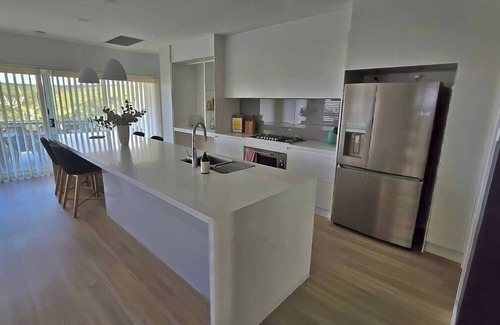 Catherine Hill Bay House | Moonee Retreat - 200m to beach and ocean reserve views