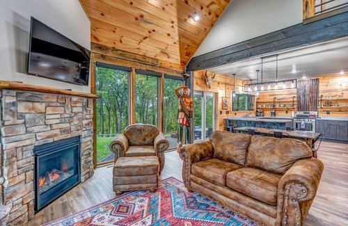 De Soto Cabin | Moonlight Ridge Sleeps 6 HOT TUB