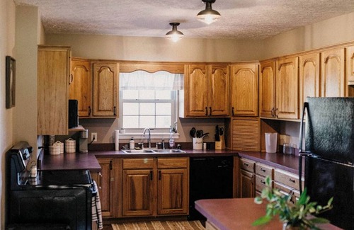 Bradford Cottage | Moonlit Cottage Near Louisville