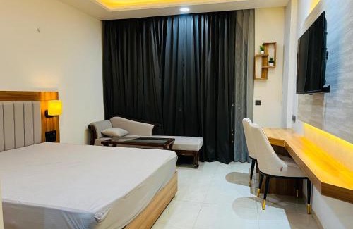 Hazratganj Hotel | Moonpathstays